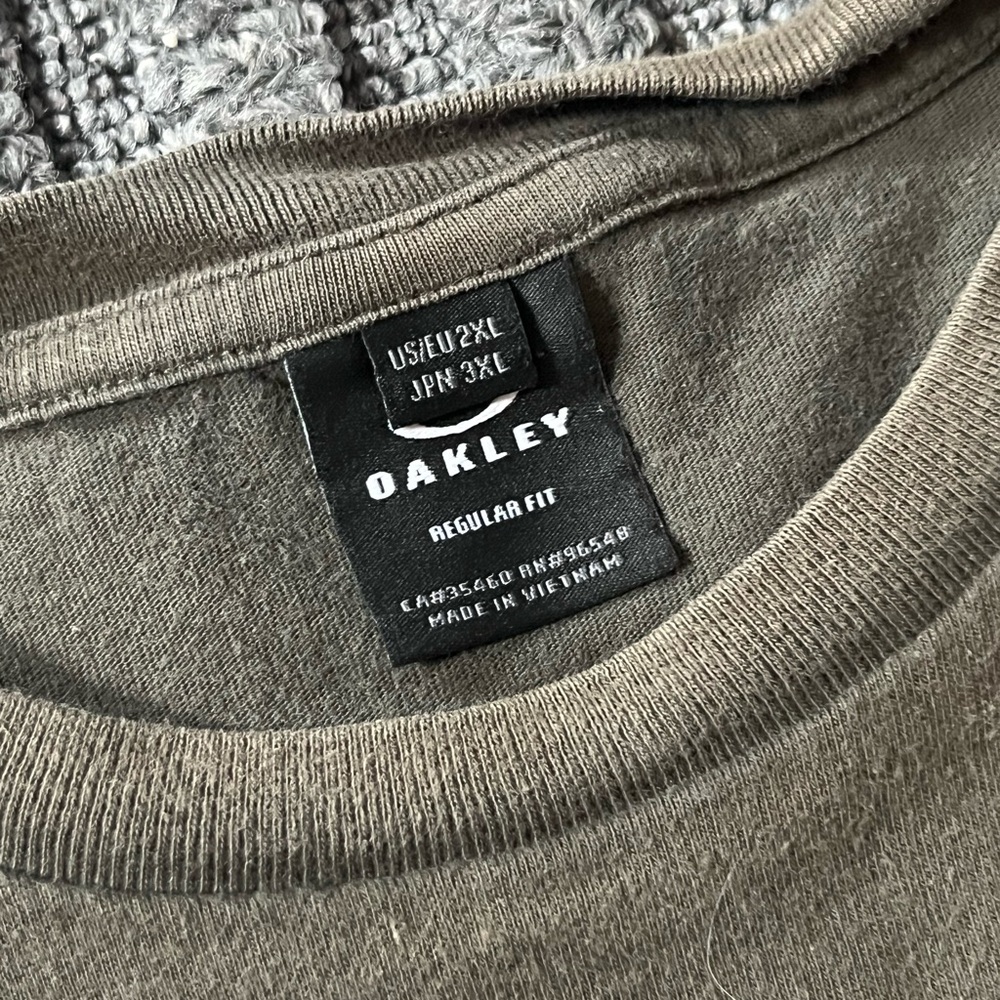 Vintage Oakley Men's Y2K Olive Coloured Tee Shirt